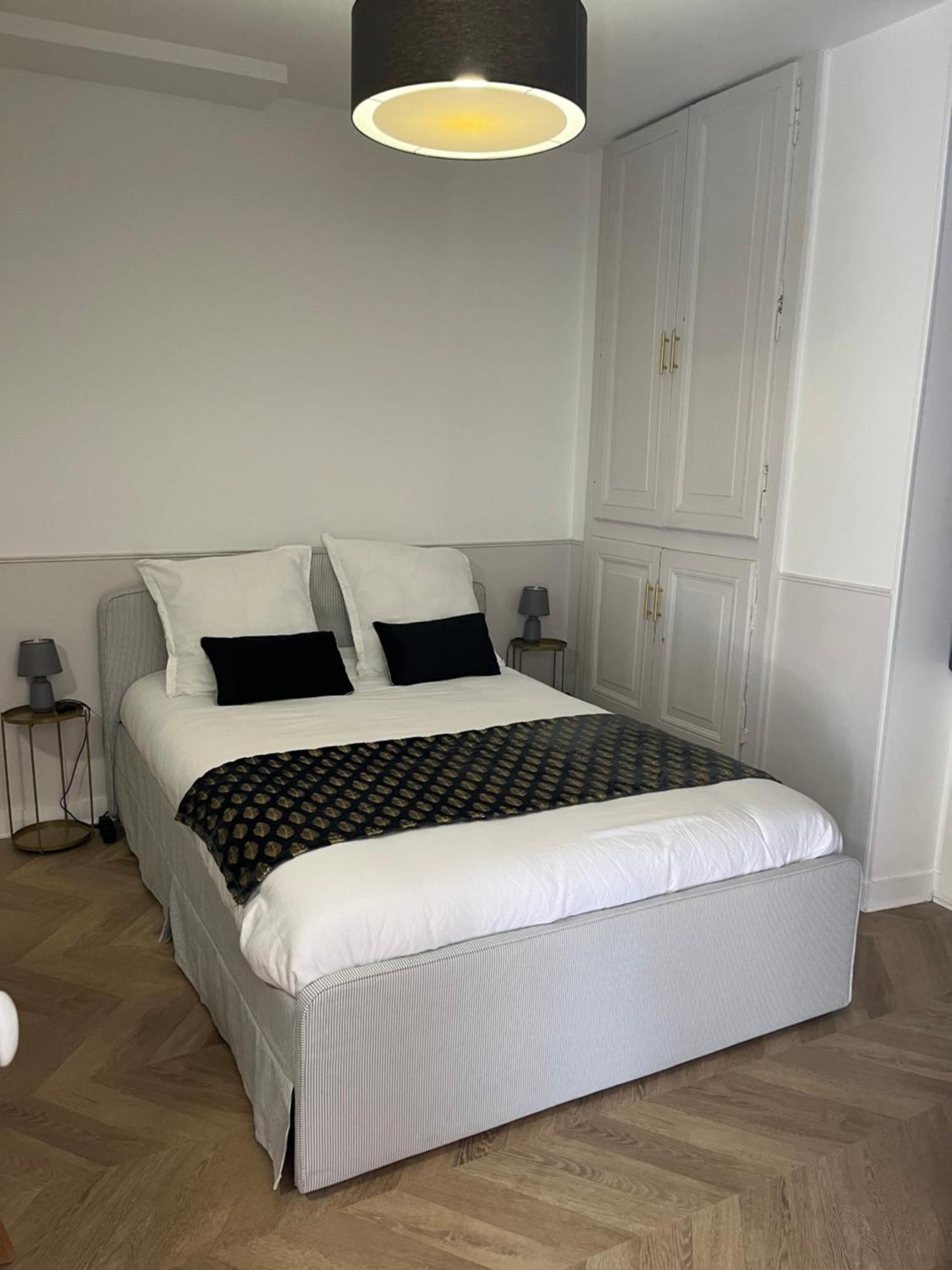 Le Studio Haslay Seraucourt En Plein Coeur De Ville De Bourges - Charme De L Ancien Et Confort Contemporain Bilik gambar