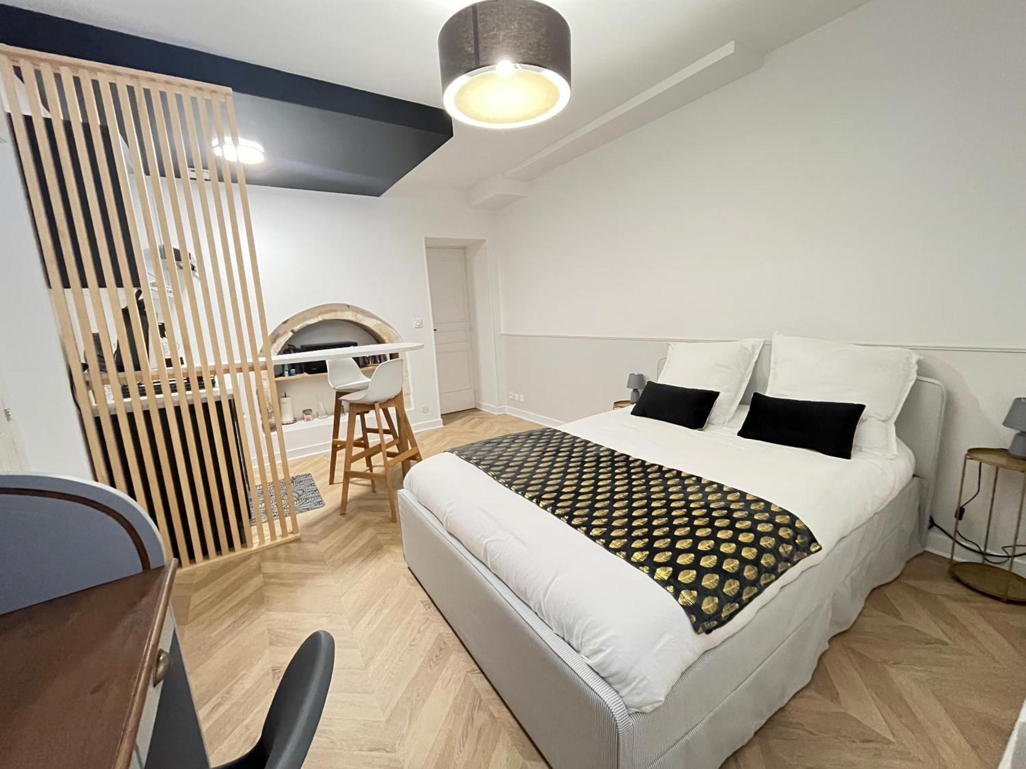 Le Studio Haslay Seraucourt En Plein Coeur De Ville De Bourges - Charme De L Ancien Et Confort Contemporain Bilik gambar